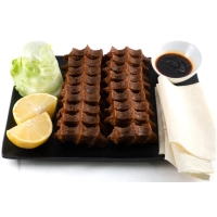 Voor 4 personen met peterselie en rode kool mix plus portie tursu (zoetzure Turkse mix) en 30 stuks çiğköfte, 4 lavas brood, groenten, 1 portie granaatappelsaus en 1 pittige pittige Hanzade saus