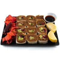 20 stuks sushi çiğköfte normal acili/extra acili, 1 portie tursu (zoetzure turkse mix), 1 portie granaatappelsaus en 1 pittige Hanzade saus en Katmer voor 2 personen met peterselie en rode kool mix plus portie tursu (zoetzure Turkse mix)