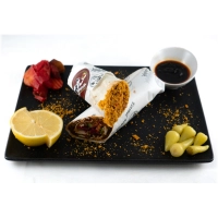 Çiğköfte, lavas brood, groenten, granaatappelsaus en pittige Hanzade saus. Ijsbergsla, rucola, tomaten, komkommer, citroen, rode kool, mais met Doritos